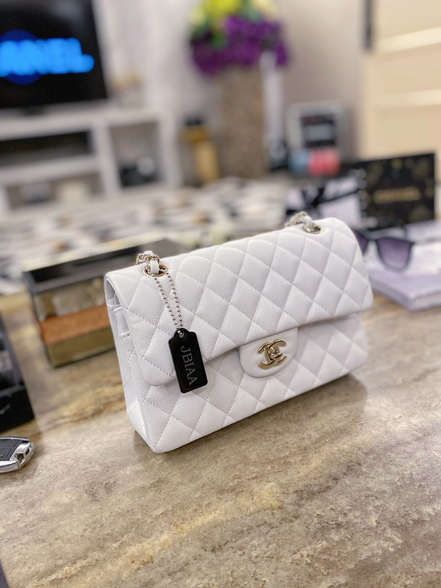 Chanel : sac Classic Flap 23, blanc avec finitions dorées, cuir caviar