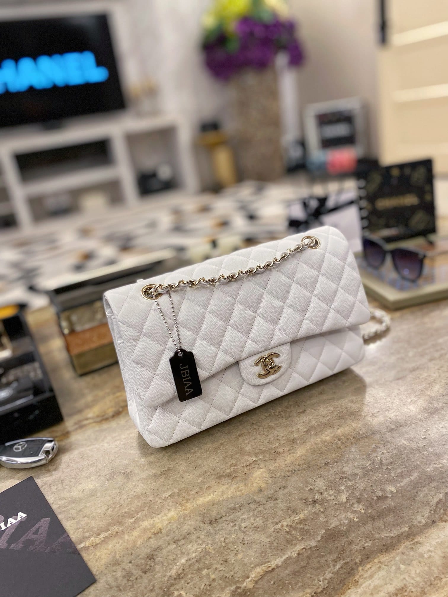 Chanel: сумка Classic Flap 25, белая, золотистая фурнитура, зернистая кожа
