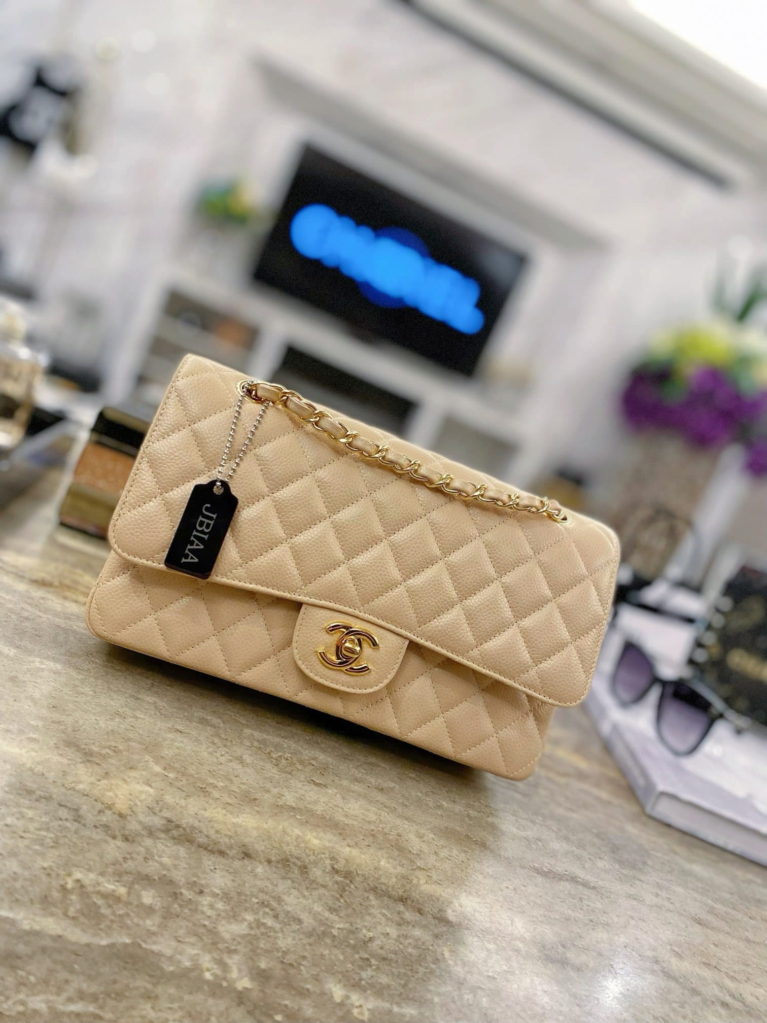 Chanel : sac Classic Flap 25, blanc, cuir caviar