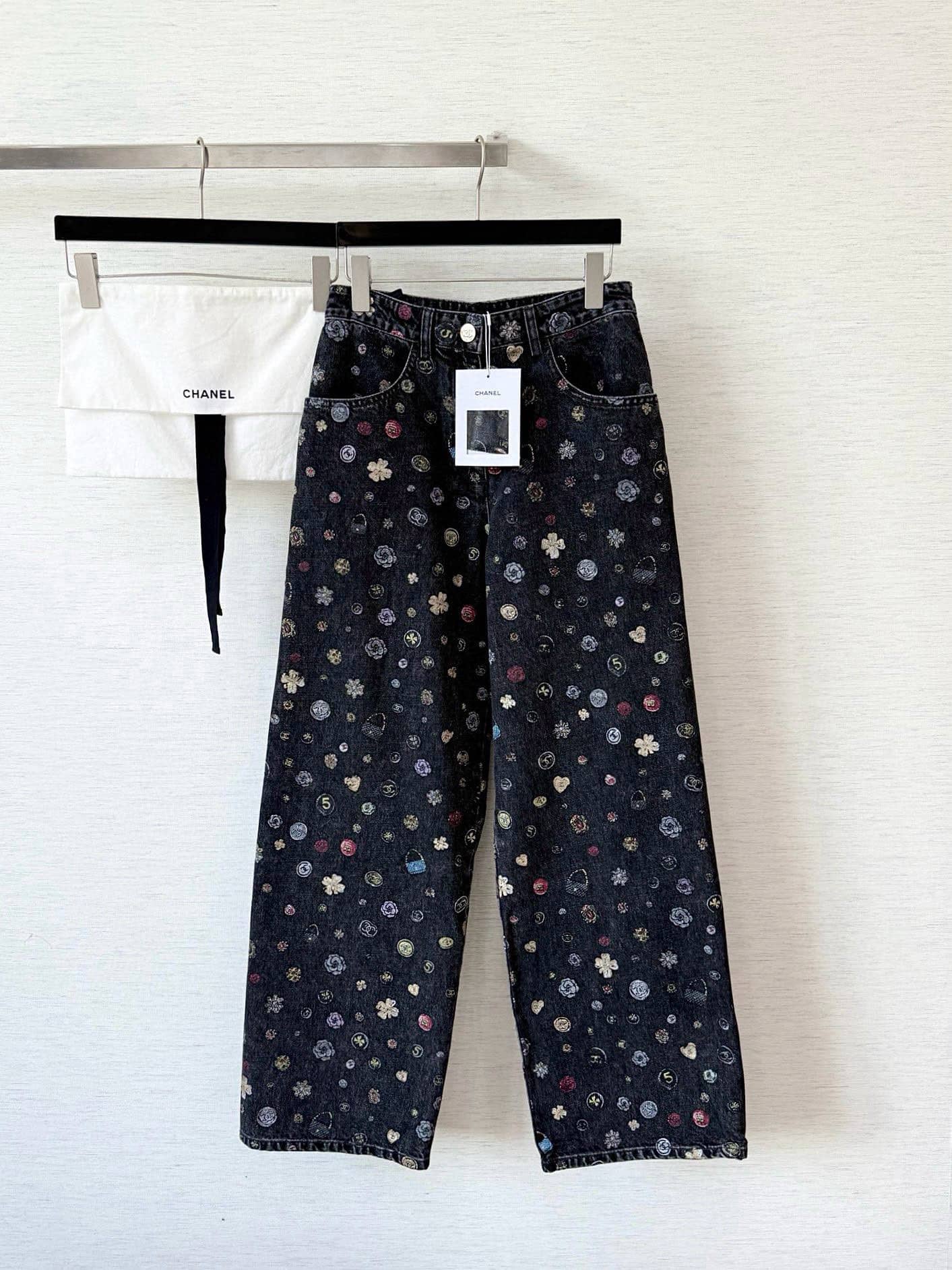 Chanel: Jeans, print, graffiti, denim
