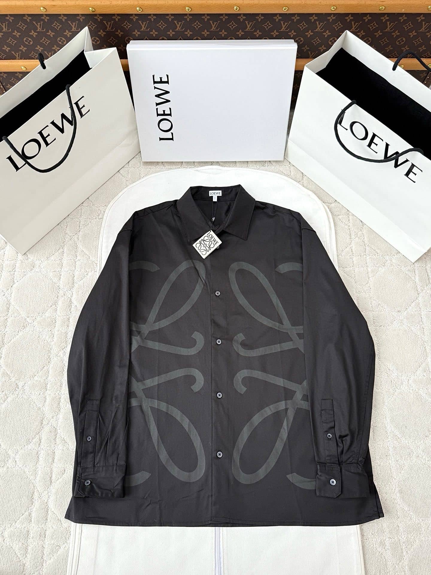 Loewe: Shirt, logo