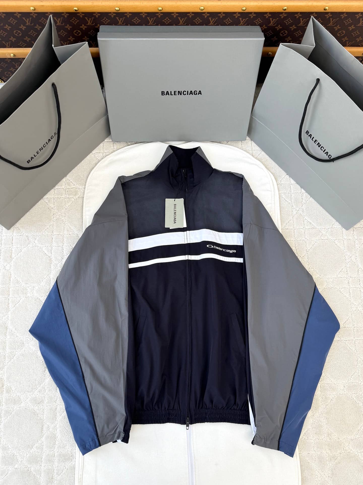 Balenciaga: Costume / ensemble, broderie, empiècements contrastants, printemps/été 2026
