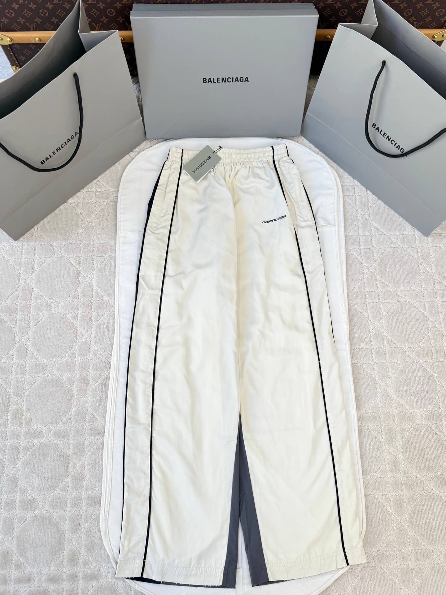 Balenciaga: Costume / ensemble, broderie, empiècements contrastants, printemps/été 2026