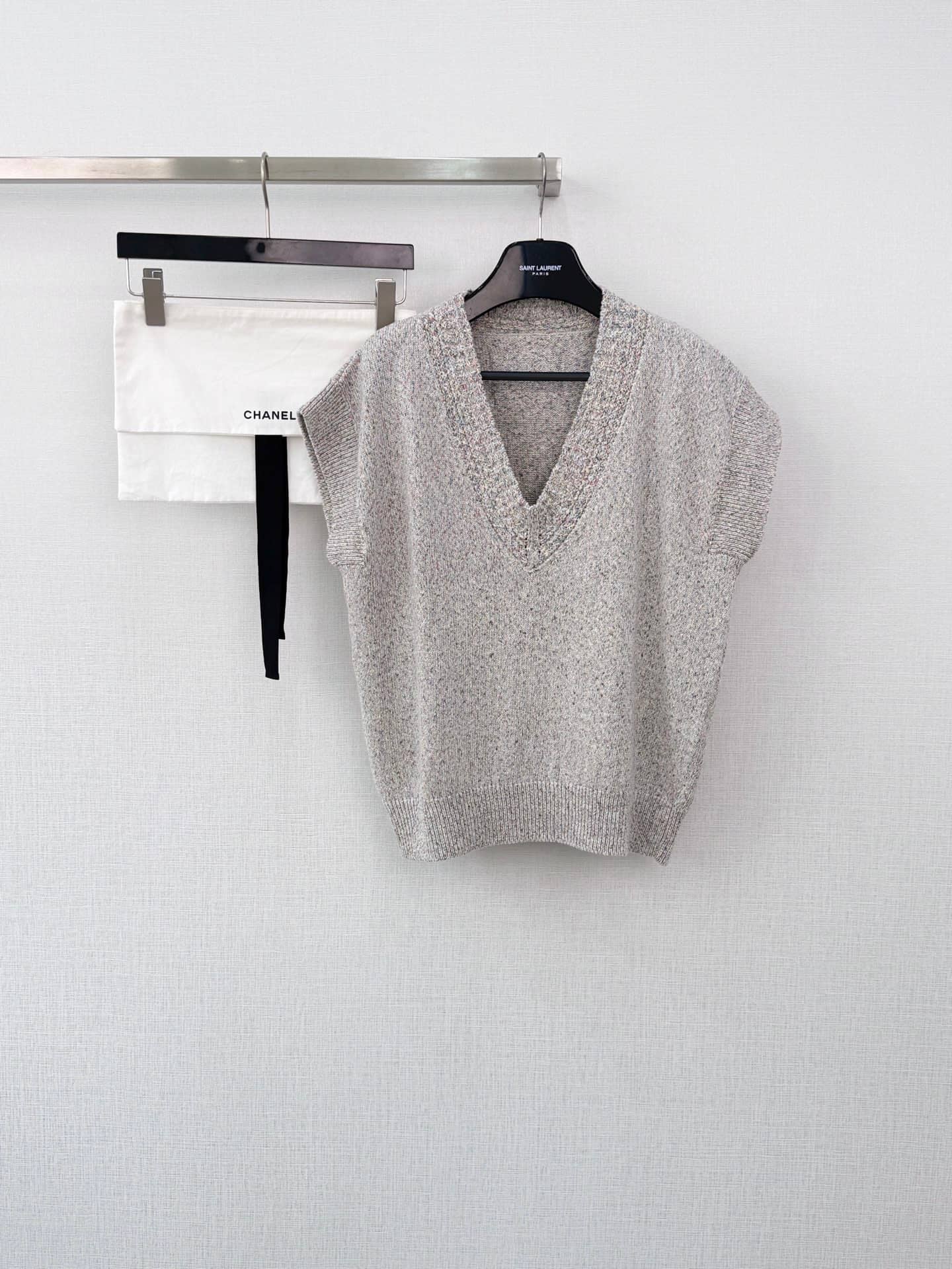 Chanel: Costume / ensemble, gris