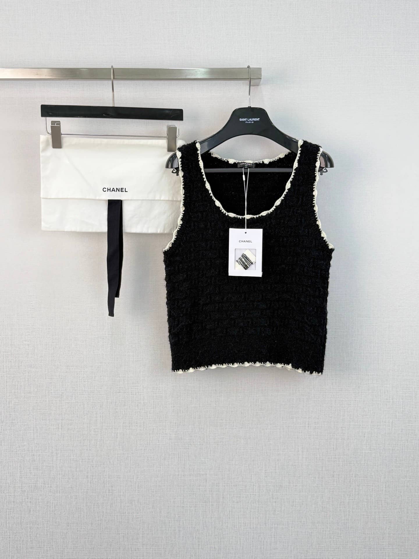 Chanel: Top sans manches, empiècements contrastants