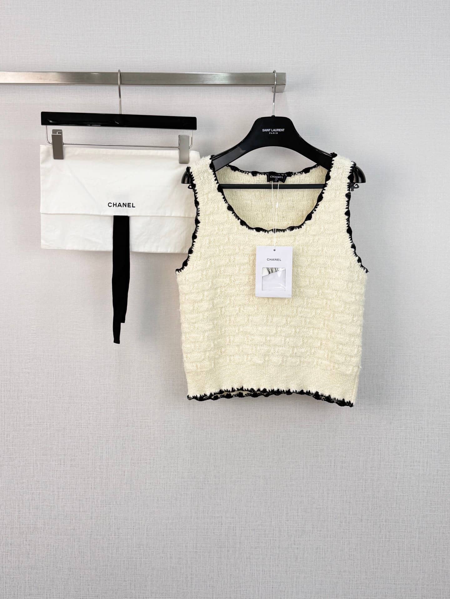 Chanel: Top sans manches, empiècements contrastants
