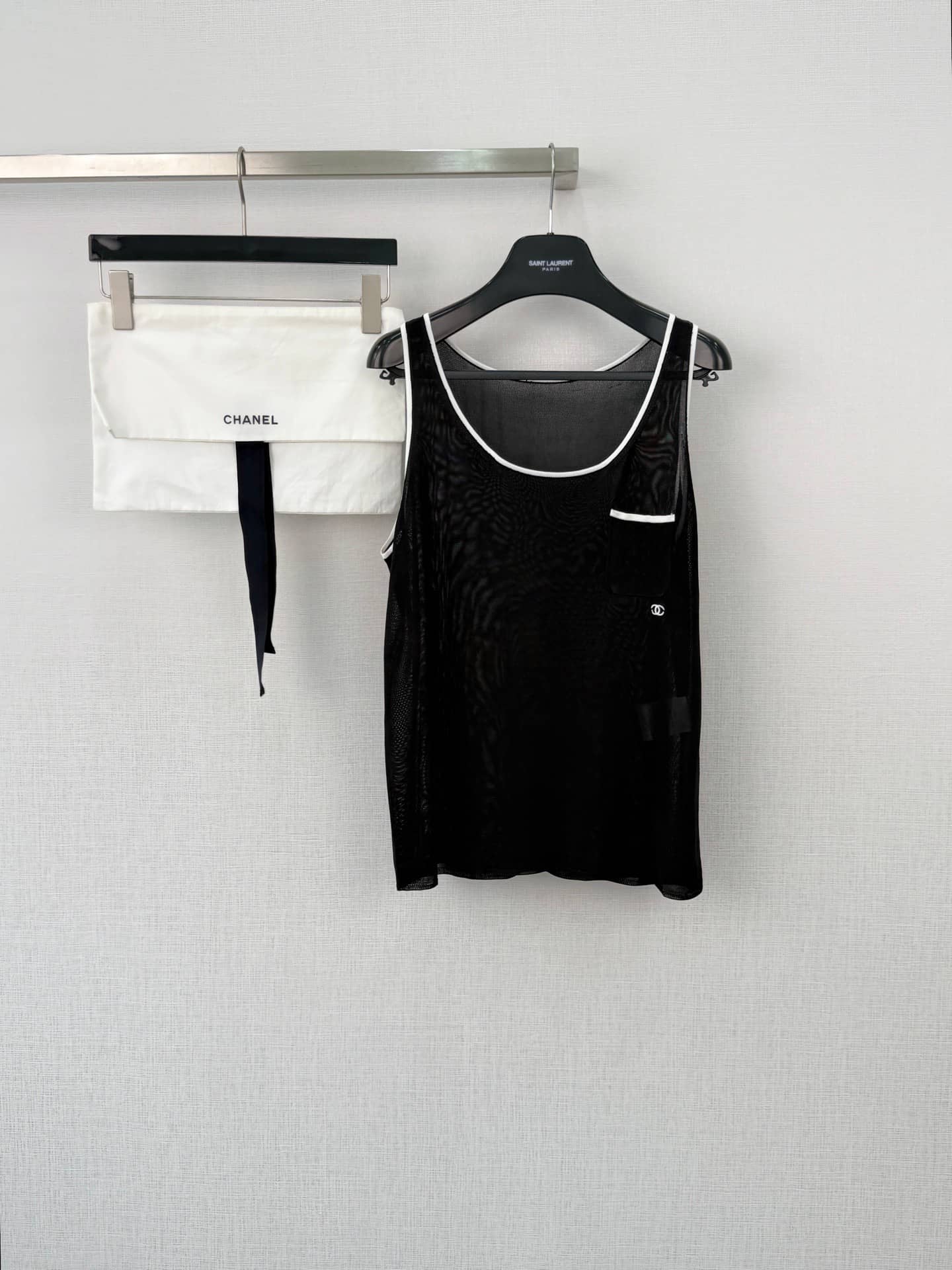 Chanel: Top sans manches, empiècements contrastants, poches