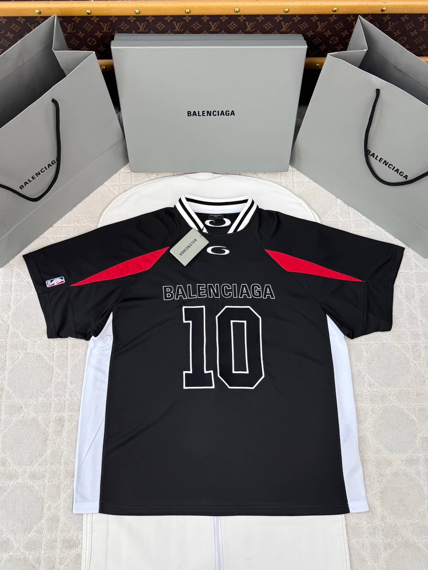 Balenciaga: T-shirt, logo