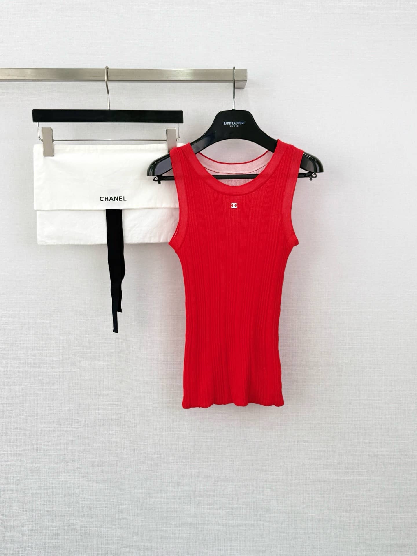 Chanel: Sleeveless top