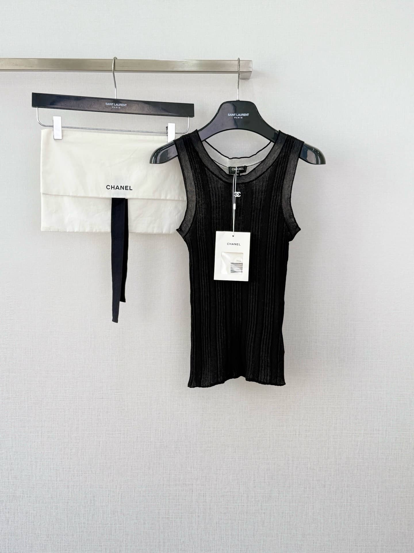 Chanel: Sleeveless top
