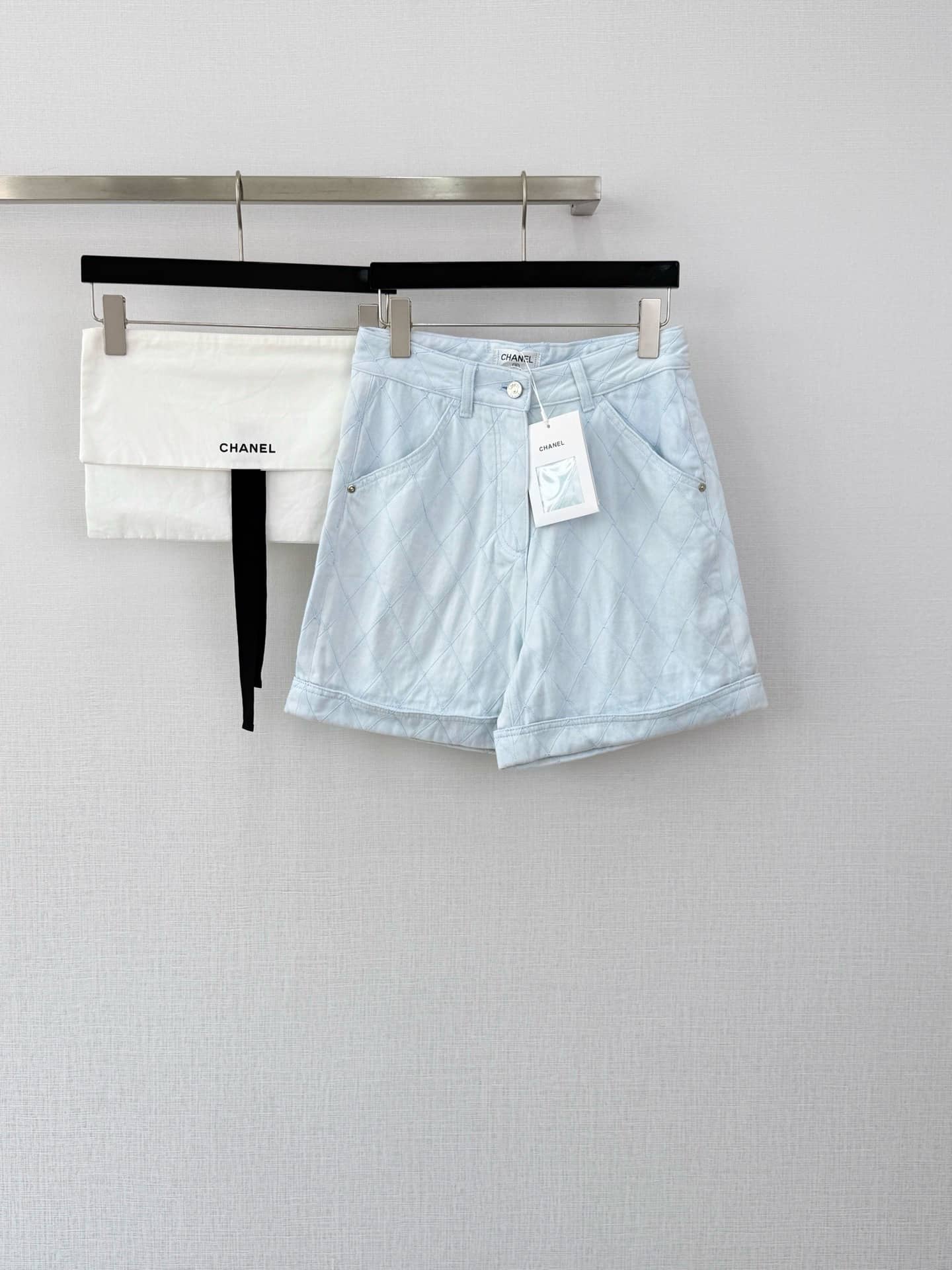 Chanel: Shorts, denim