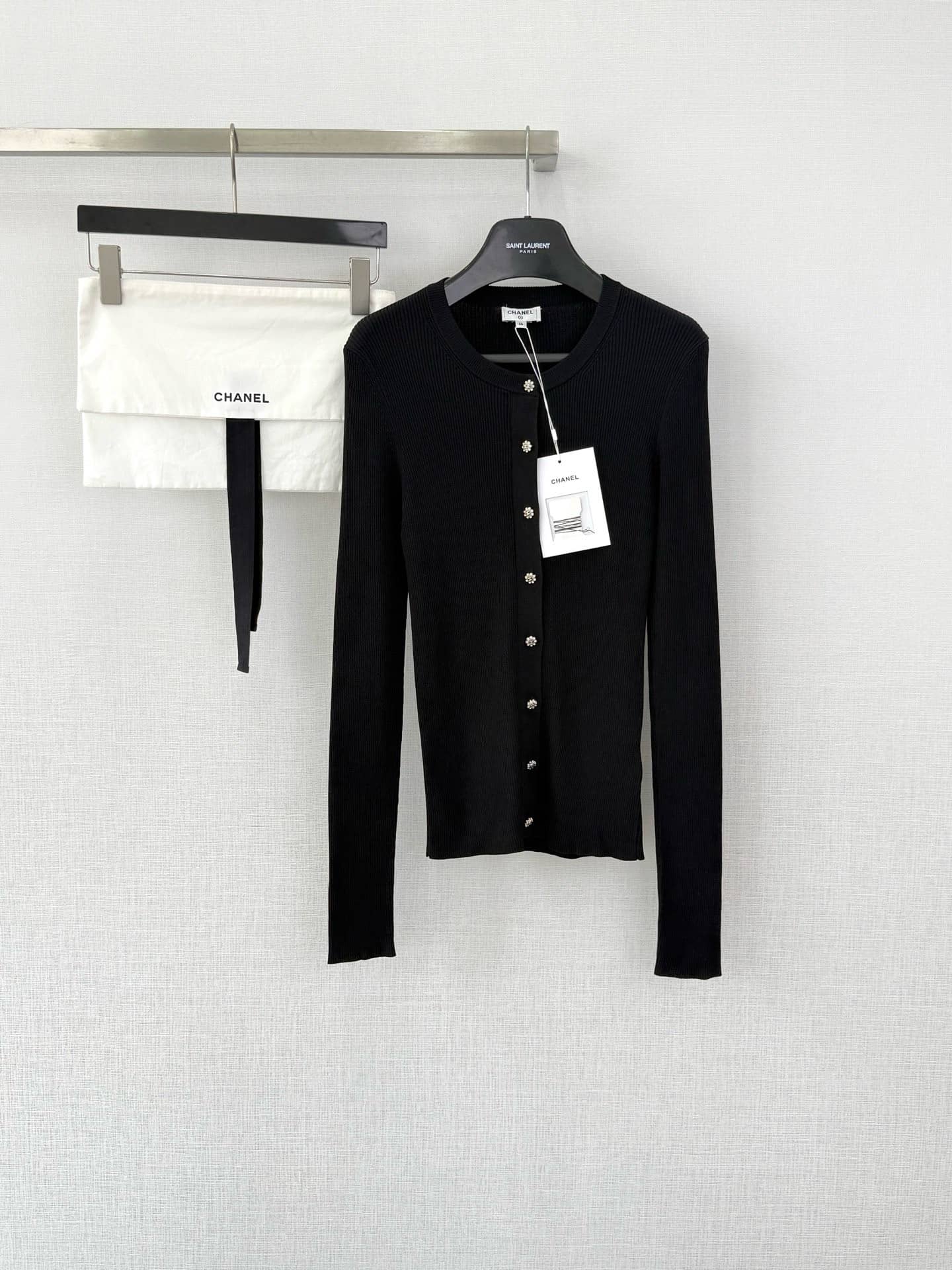 Chanel: Cardigan, metal hardware