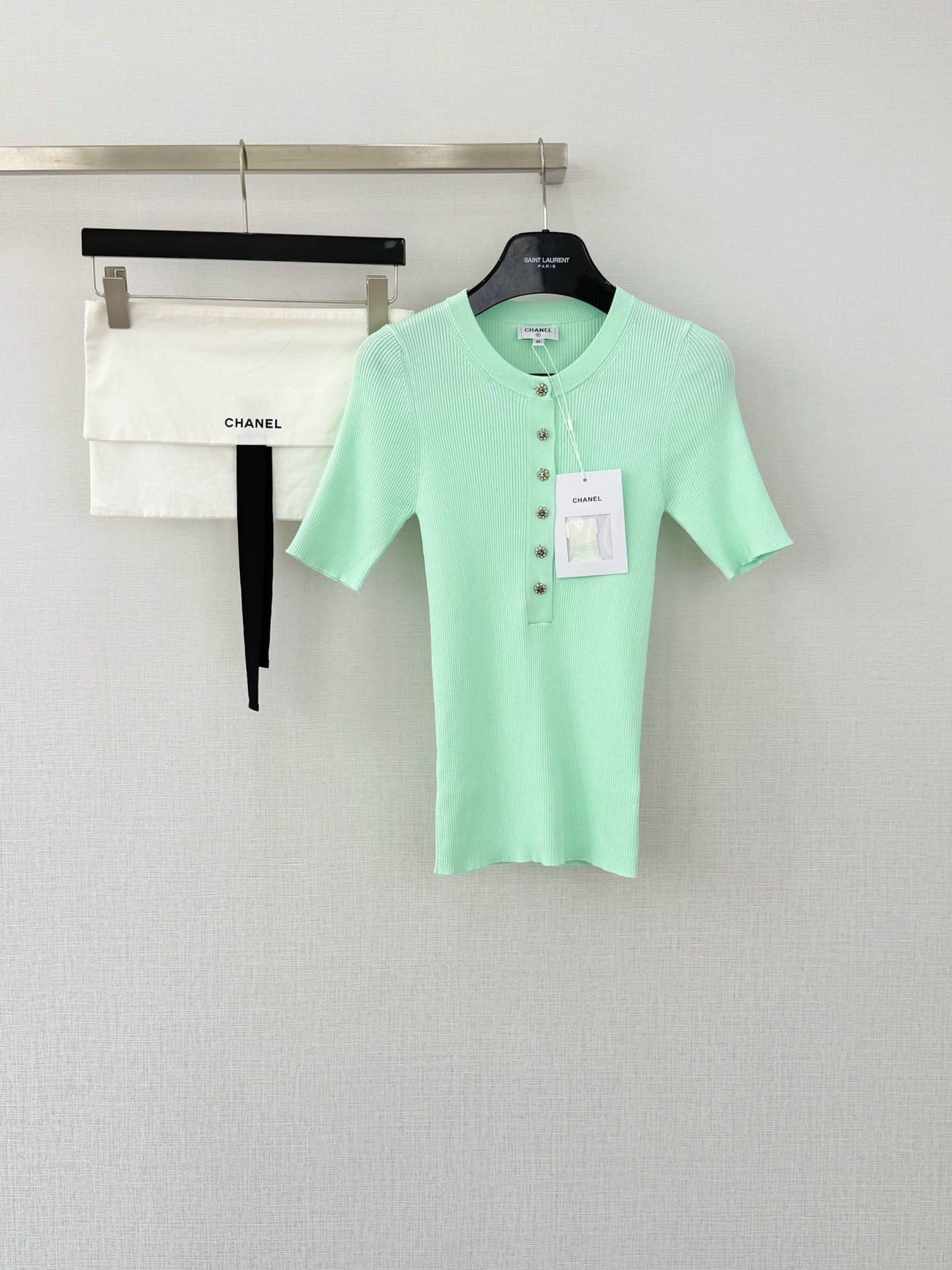 Chanel: T-shirt, metal hardware