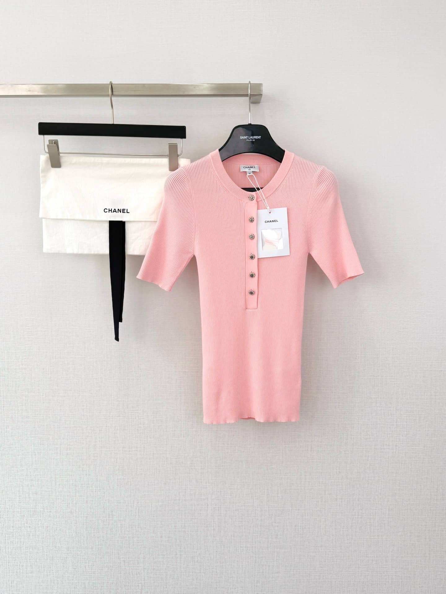 Chanel: T-shirt, metal hardware