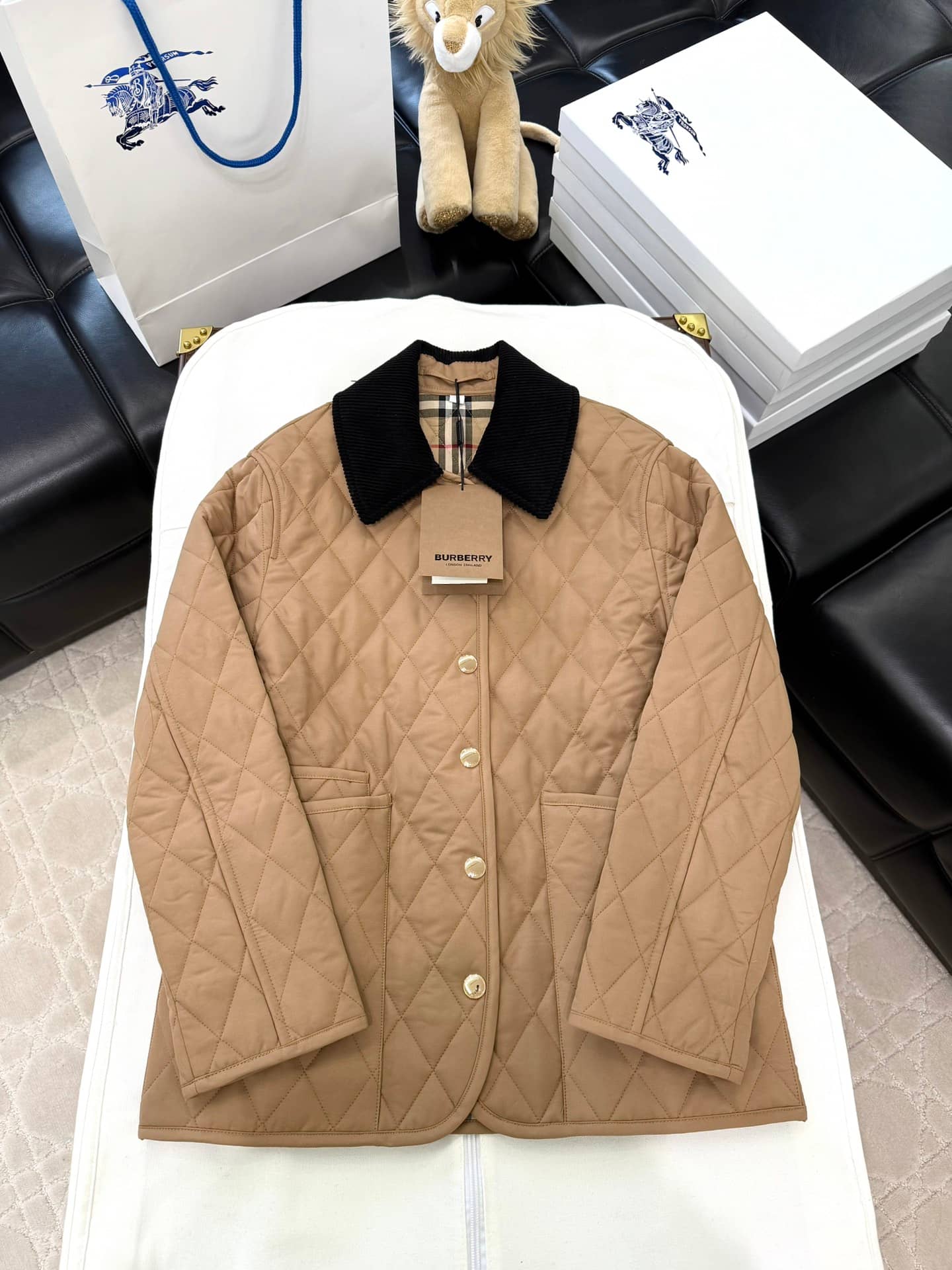 Burberry: Doudoune, carreaux, empiècements contrastants, logo, poches, pièces métalliques