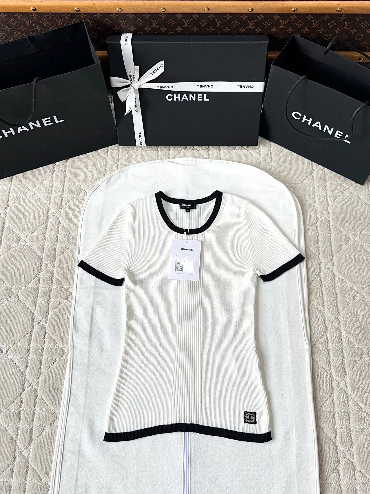 Chanel: T-shirt, contrast panels