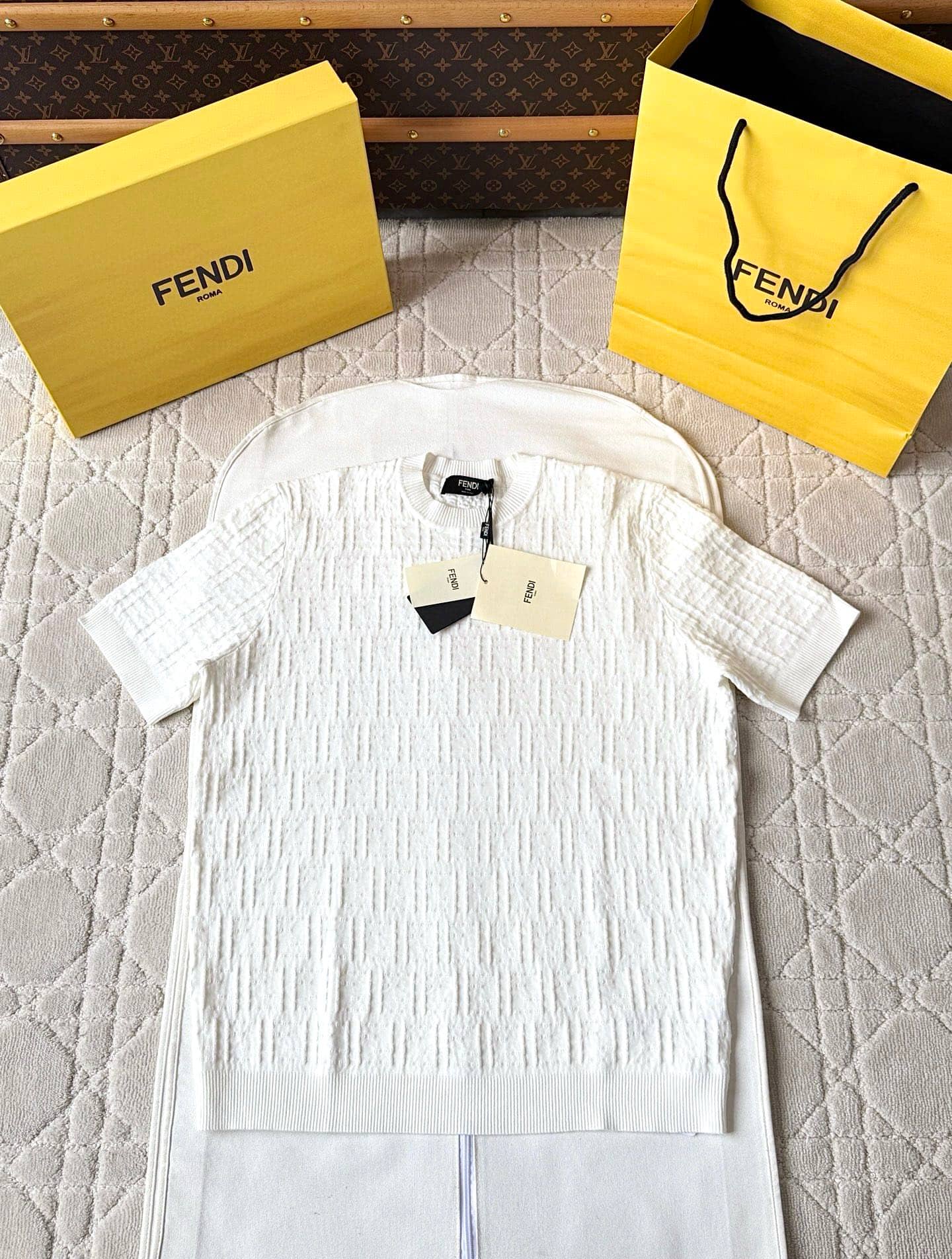 Fendi: T-shirt, logo, printemps/été 2025