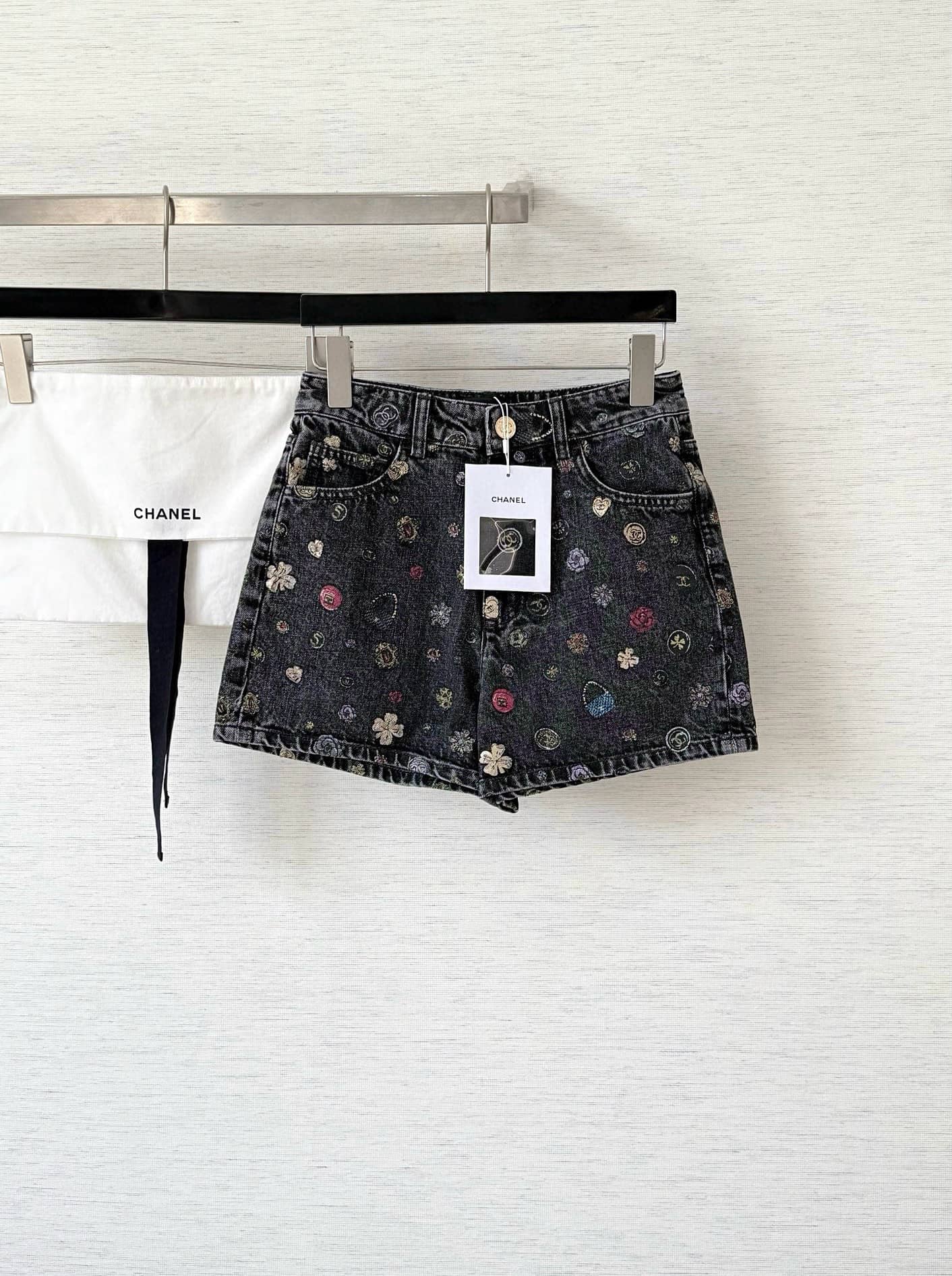 Chanel: Jeans, print, graffiti, denim