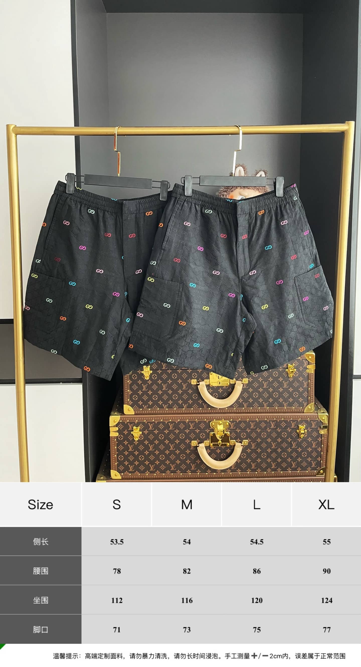 Gucci: Shorts, logo