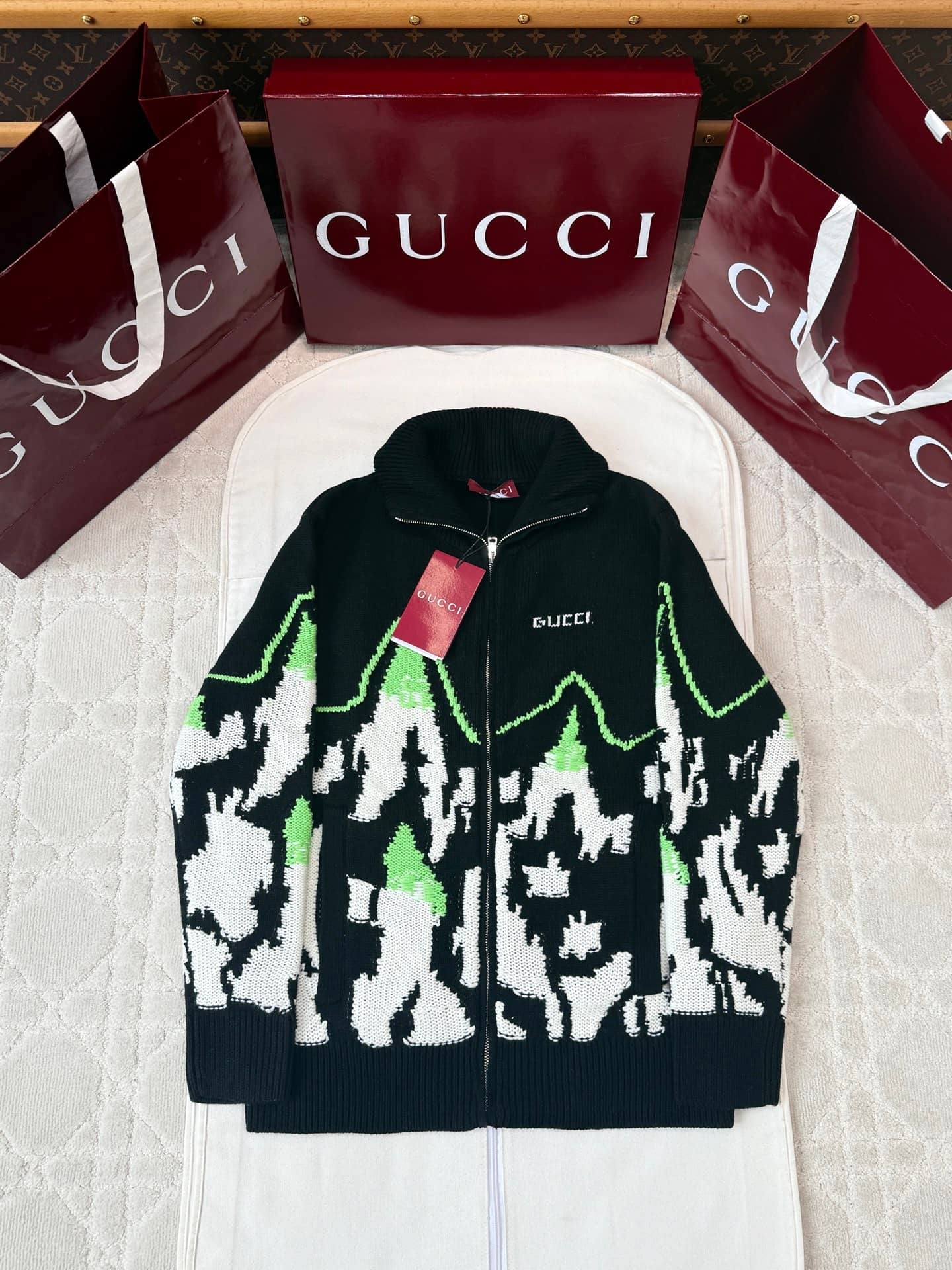 Gucci: Veste zippée, intarsia, empiècements contrastants, fermeture zippée, laine, automne/hiver 2025