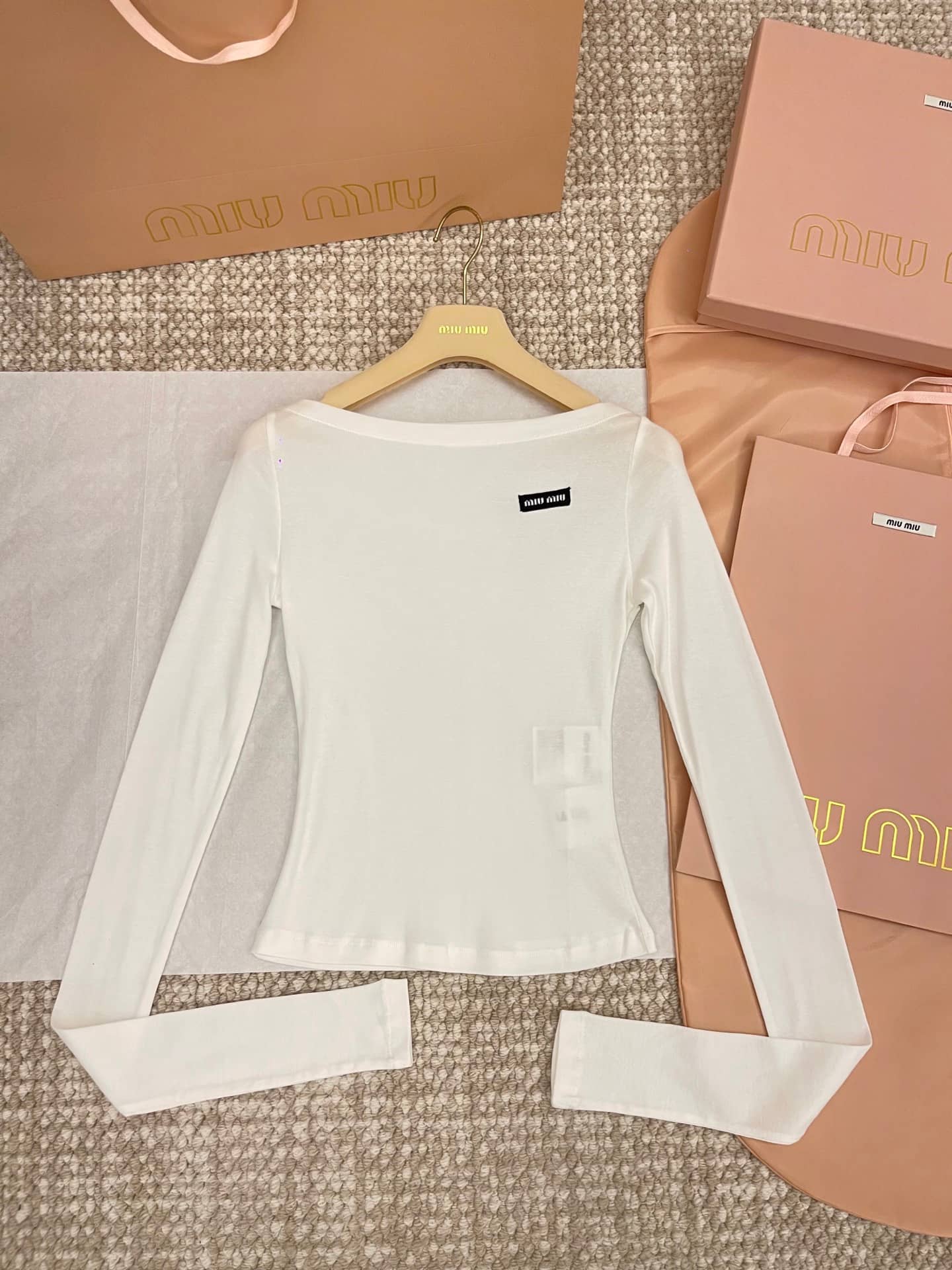 Miu Miu: Haut à manches longues, logo, coton, printemps/été 2025