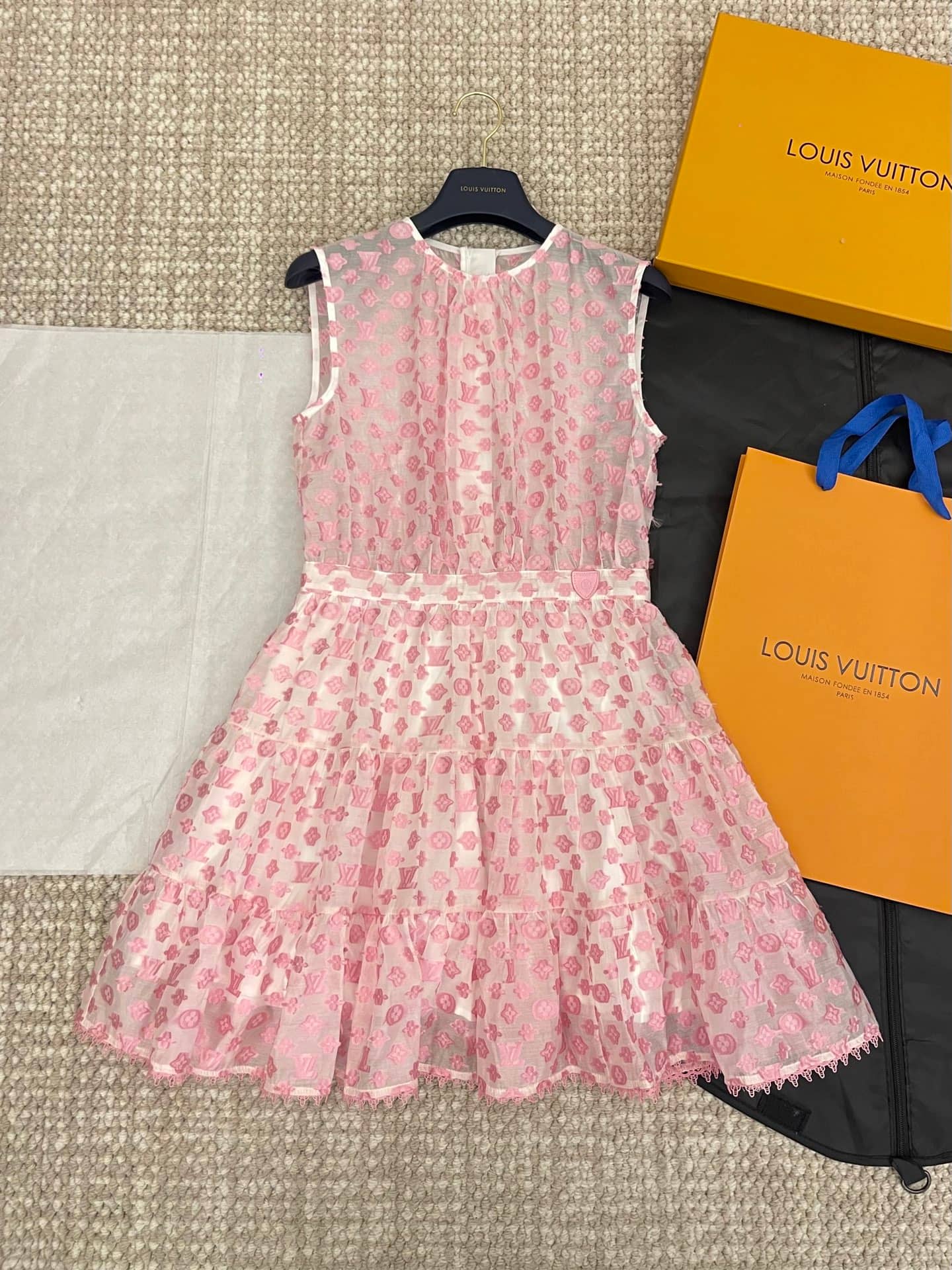 Louis Vuitton: Sleeveless top, pink, embroidery, print, jacquard, monogram, spring/summer 2025