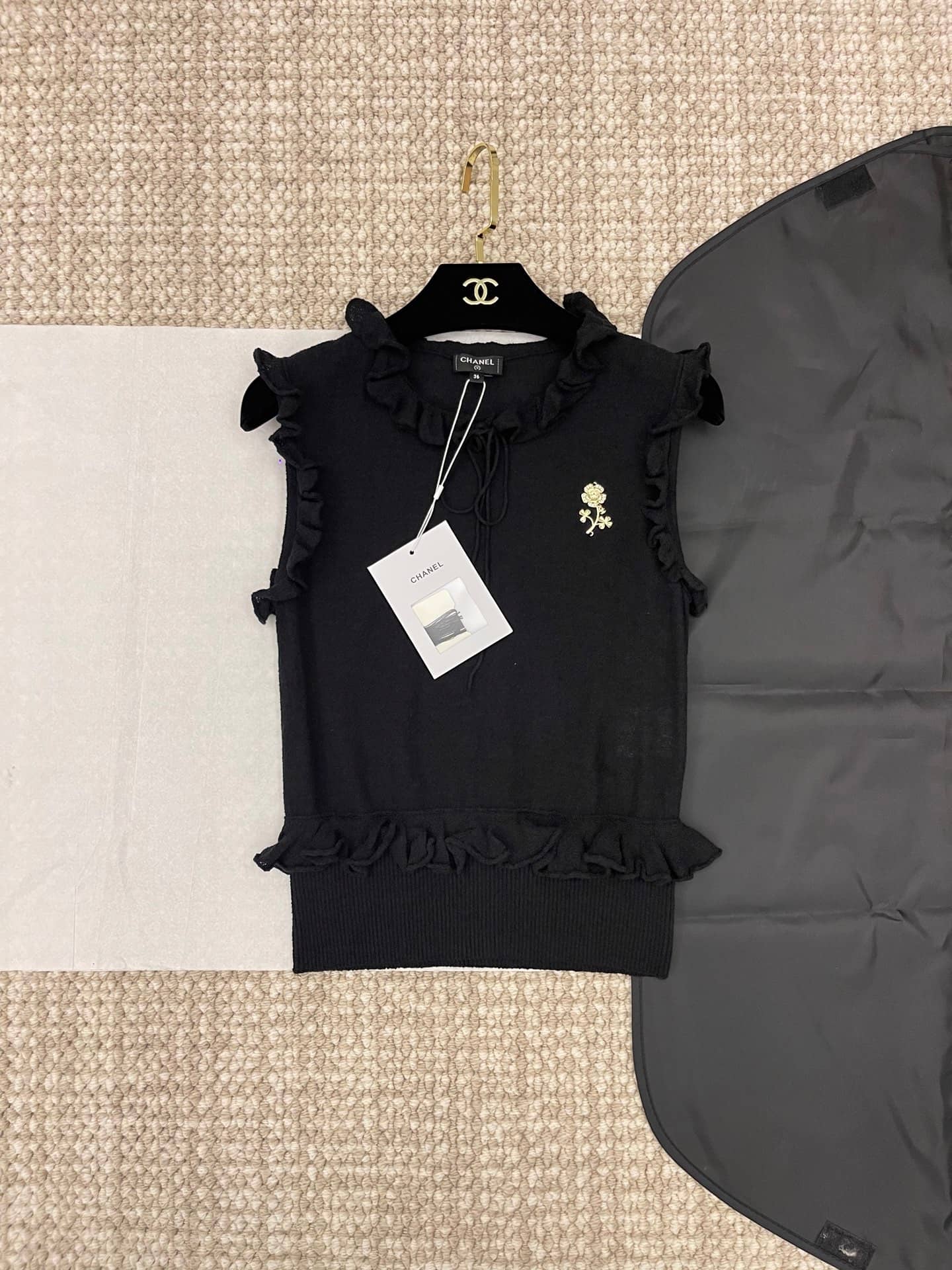 Chanel: Top sans manches, noir, pièces métalliques, printemps/été 2025