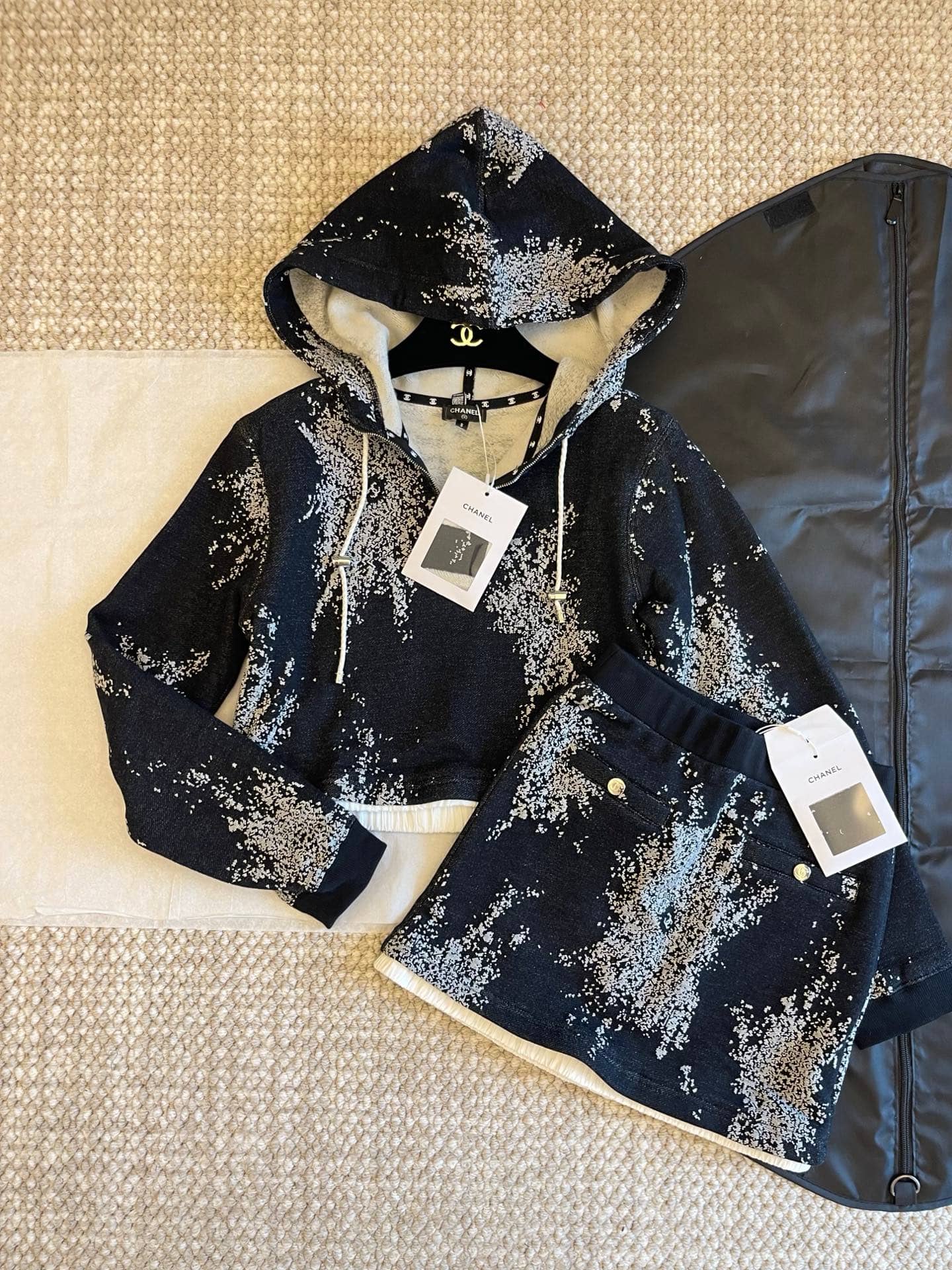 Chanel: Hoodie, hood