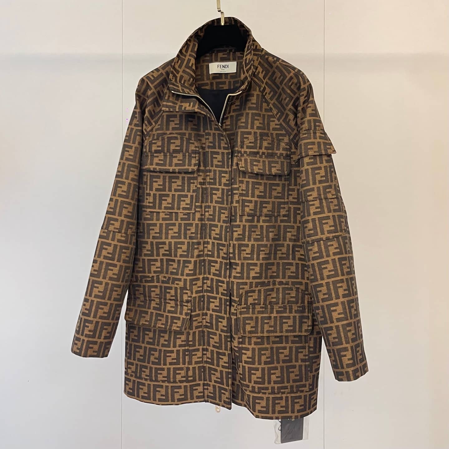 Fendi: тренч, жаккард, монограмма, весна-лето 2025