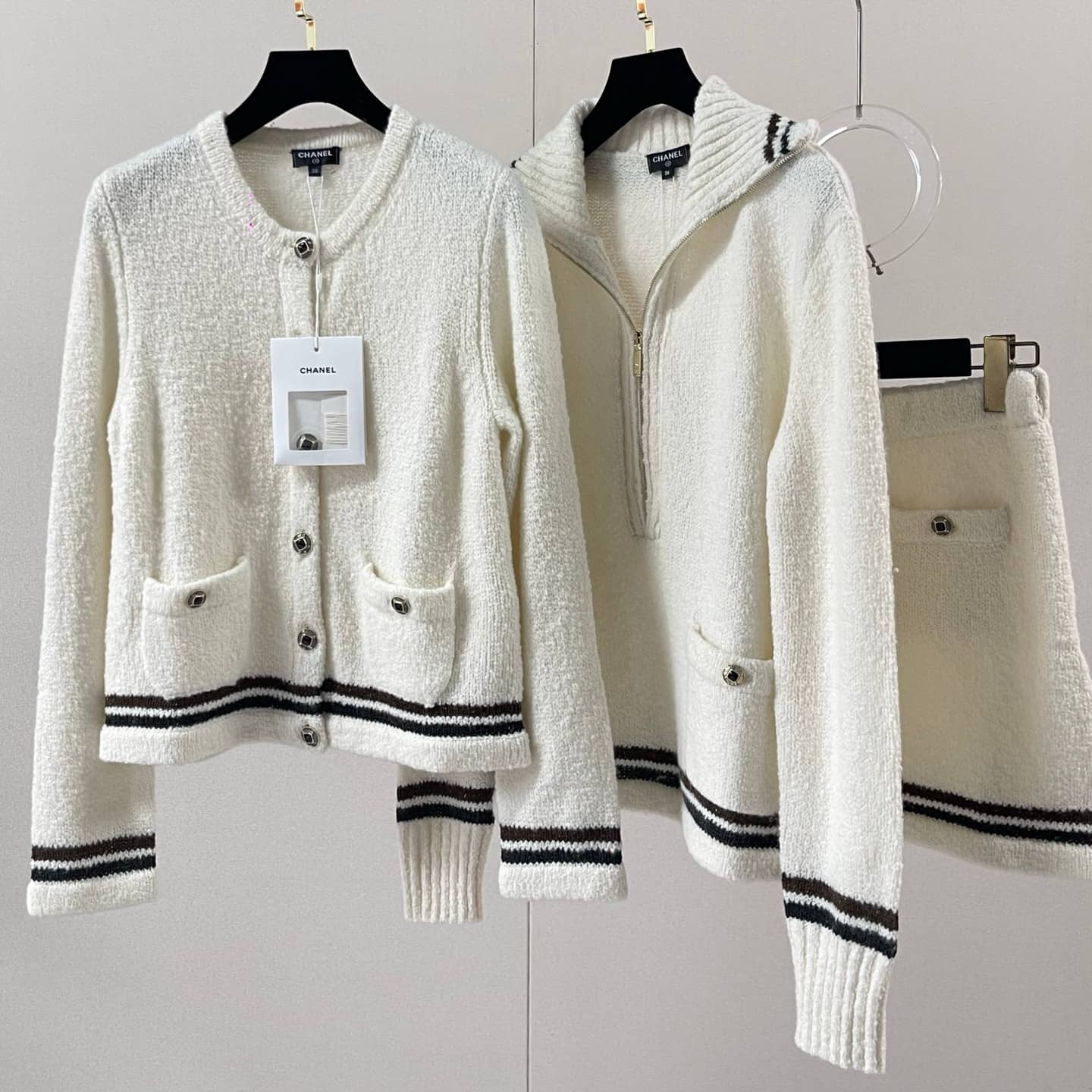 Chanel: Cardigan, stripes, zip fastening, pockets, metal hardware, cashmere