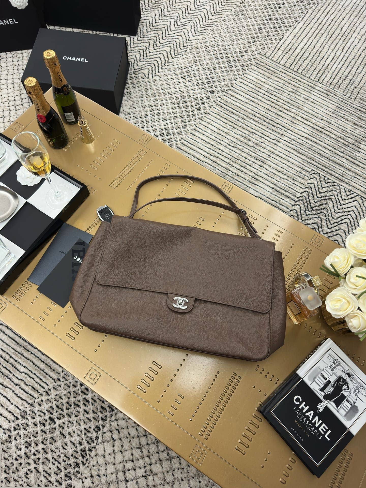 Chanel: Maxi Flap bag, large, 26 × 38.5 × 11 cm